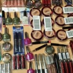 palette de 500 pièces de cosmétiques de marques l' Oréal et Maybelline, fond de teint, fard à paupières, crayons pour les yeux, vernis à ongles, gloss, rouge à lèvres, mascaras..