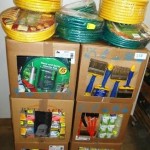 lot de bricolage pinceaux, tuyaux, gants, ampoules, chevilles, etc………