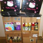 lot-de-loisirs-creatifs-album-photo-hello-kitty-galets-decoratifs-peintures-vases-etc