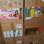 lot de loisirs créatifs figurines, rubans, feutrines, kits de bracelets, etc…